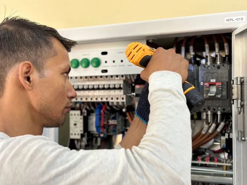 Elektricien werkt aan een groepenkast