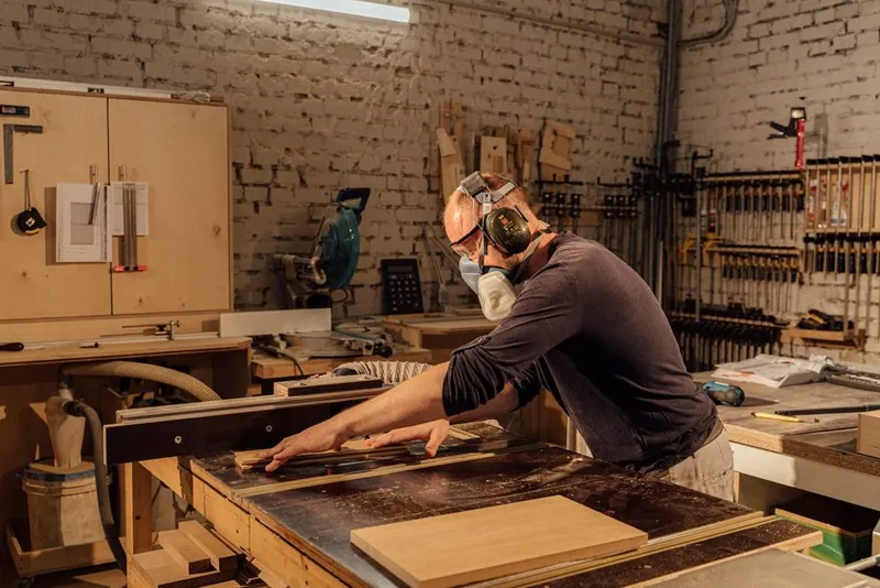Timmerman aan het werk in een werkplaats